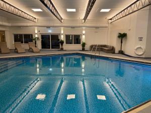 纽基彭迪尔酒店的在酒店房间的一个大型游泳池