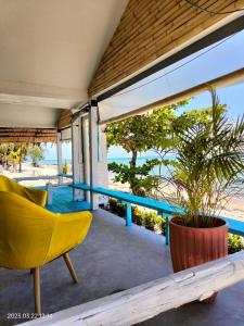 班泰Sand Terrace Beach Bungalows的天井上的黄色椅子和植物