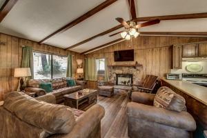 格罗夫兰Pet Friendly Grizzly Blair Lodge Cabin的客厅配有皮革家具和壁炉