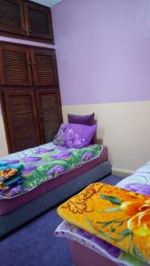 达赫拉DAKHLA的两张睡床彼此相邻,位于一个房间里