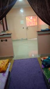 达赫拉DAKHLA的一间紫色地毯的房间和一间带门的房间