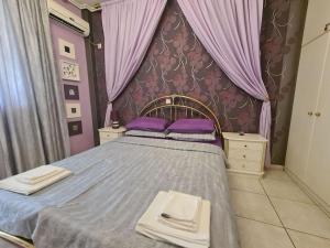 比雷埃夫斯Άνετο, μεγάλο σπίτι κοντά στο μετρό的一间卧室配有一张带紫色床单和紫色窗帘的床