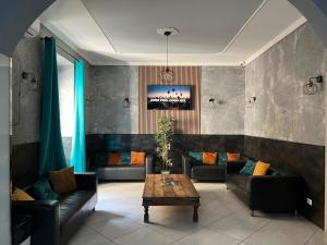 罗马罗马帕拉迪尼旅舍的带沙发和咖啡桌的客厅