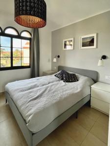 科斯塔卡玛Casa Hugo的一间卧室设有一张床和两个窗户。