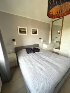 科斯塔卡玛Casa Hugo的一间卧室配有一张床和镜子