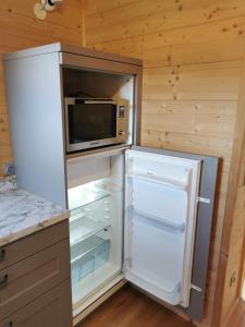 EdlitzDas Paradieschen的冰箱上设有微波炉