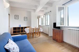博纳索拉Casa mare montaretto 1的客厅配有蓝色的沙发和桌子