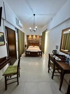 尼科西亚基普罗斯旅馆的卧室配有一张床和一张桌子及椅子