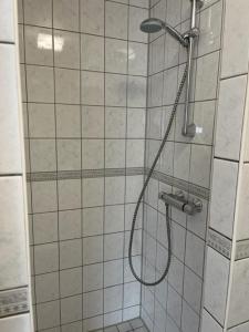 鹿特丹布雷特内尔酒店的浴室内配有淋浴和头顶淋浴