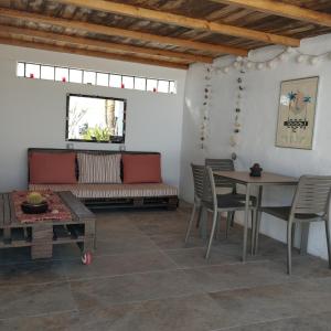 纳萨雷特Vivienda Vacacional Casa del Erizo - Ecofinca的客厅配有桌子和沙发