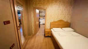 伊斯坦布尔Ottoman Design Apartments的一间小卧室,配有一张床和一个走廊