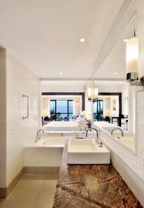 帕纳吉果阿万豪Spa度假酒店的一间带两个盥洗盆和大镜子的浴室