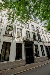 安特卫普BTFL Living Antwerp的白色的建筑,设有黑色的大门和窗户