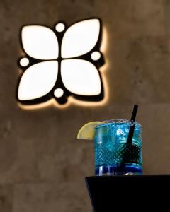 普里什蒂纳Emery Hotel的一杯柠檬片在玻璃杯中喝的饮料