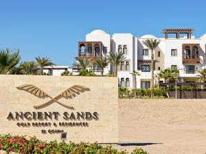 赫尔格达Ancient Sands Golf Resort and Residences的一座建筑前的标志