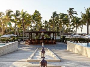 塞拉莱法纳尔酒店及公寓的度假村设有酒吧、游泳池和棕榈树