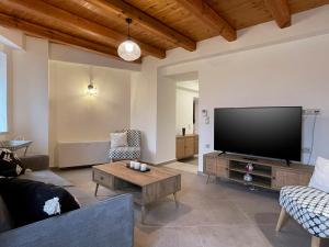 普拉塔尼亚斯La Casa Di Manou的客厅配有大屏幕平面电视