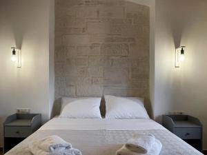 普拉塔尼亚斯La Casa Di Manou的一间卧室配有带毛巾的床