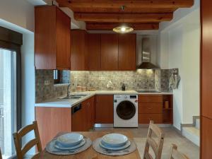 普拉塔尼亚斯La Casa Di Manou的厨房配有桌子和洗衣机。
