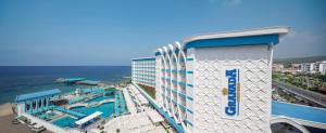 阿萨拉尔Granada Luxury Beach-Ultra All Inclusive的 ⁇ 染酒店,欣赏海景