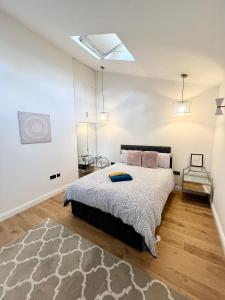 Golders Green3 Cosy Homes Walking Distance to Mall with Parking Available to Book Separately 3 Bed House Or 1 Bed Apartment Or Studio的一间卧室配有一张床和地毯