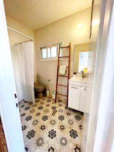 埃拉特Eilat charming & cozy Studio的浴室配有盥洗盆、卫生间和盥洗盆。