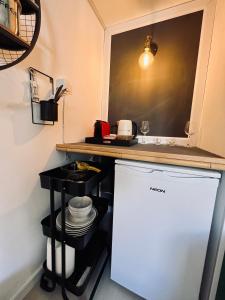 埃拉特Eilat charming & cozy Studio的厨房配有水槽和白色冰箱