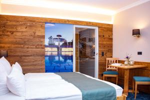 巴特法兴格Appartementhaus Absmeier的酒店客房 - 带一张床并享有游泳池的景色