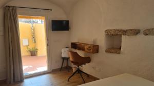 博尔焦韦雷齐Federico II - Rooms and Breakfast的一间带椅子的房间和一个通往庭院的门