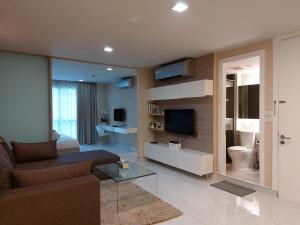 MakkasanCondominium Sukhumvit Soi 5 - BTS Nana- Room Size 47m2的客厅配有沙发和电视。