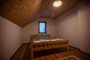 乌罗舍瓦茨Villa Rexhes的一间卧室设有一张床和一个窗口