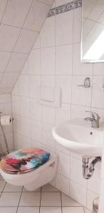 维滕贝克Restaurant und Pension Zur Nassen Ecke的白色的浴室设有水槽和卫生间。