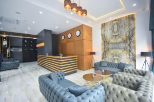 巴统Batumi View Luxury的大堂设有蓝色的沙发和一幅大画