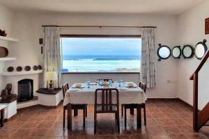 拉桑塔Lanzarote Casa azul的一间设有桌子的海景用餐室