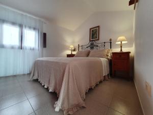 拉桑塔Lanzarote Casa azul的一间卧室设有一张大床和一个窗户。