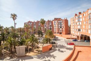 巴塞罗那31TILB1041 Magnific Apartment in Villa Olímpica的享有棕榈树和建筑的城市美景