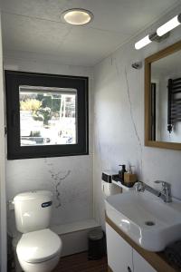 普罗奇达ALMALO Floating House - Casa Galleggiante的一间带卫生间和水槽的浴室