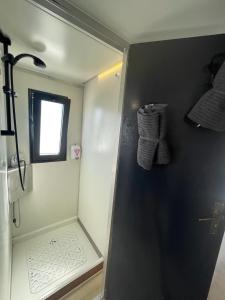 普罗奇达ALMALO Floating House - Casa Galleggiante的浴室设有小淋浴和窗户