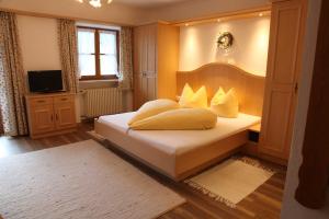 巴特维塞Gästehaus Kleinbuch的一间卧室配有一张带黄色枕头的床。