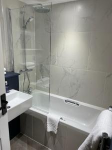 克劳利科蒂斯莫尔酒店&高尔夫乡村俱乐部 的带淋浴和盥洗盆的白色浴室