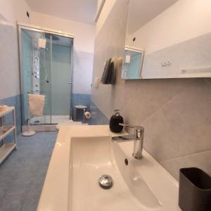 圣安杰洛城B&B Come a Casa的白色的浴室设有水槽和淋浴。