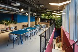 图卢兹The Social Hub Toulouse的用餐室配有桌椅和植物