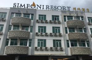 瓜埠Simfoni Resort Langkawi的建筑的侧面有标志