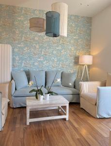 韦内雷港Platessa的客厅配有蓝色的沙发和桌子