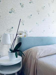韦内雷港Platessa的一间卧室配有一张床和一张带盆栽的桌子
