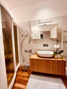 韦内雷港Platessa的浴室设有白色水槽和镜子