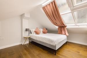 伦敦CitySpace Leicester Square的一间卧室设有一张床和一个窗口
