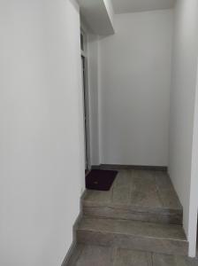 比哈奇Una La Unica的走廊上设有楼梯,房间拥有白色的墙壁