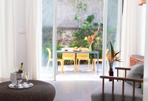 圣皮埃尔Les Patios de Grands Bois的一间带桌子和黄色椅子的用餐室