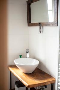 里韦尔加罗L'angolo nascosto的木桌上设有白色碗水槽的浴室